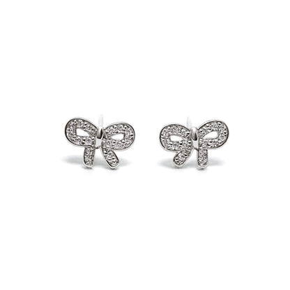 Boucles d’oreilles puces en argent sterling 925 ornées de petits flots élégants sertis de zircons scintillants. Ce design raffiné et fluide symbolise la légèreté et l’harmonie, parfait pour sublimer un look chic et moderne. Les zircons ajoutent une brillance subtile à ces boucles de 8 mm x 6 mm, idéales pour un usage quotidien comme pour des occasions spéciales. Conçues en argent sterling 925 de haute qualité, elles offrent une durabilité exceptionnelle et résistent à l’oxydation. Légères et confortables, e