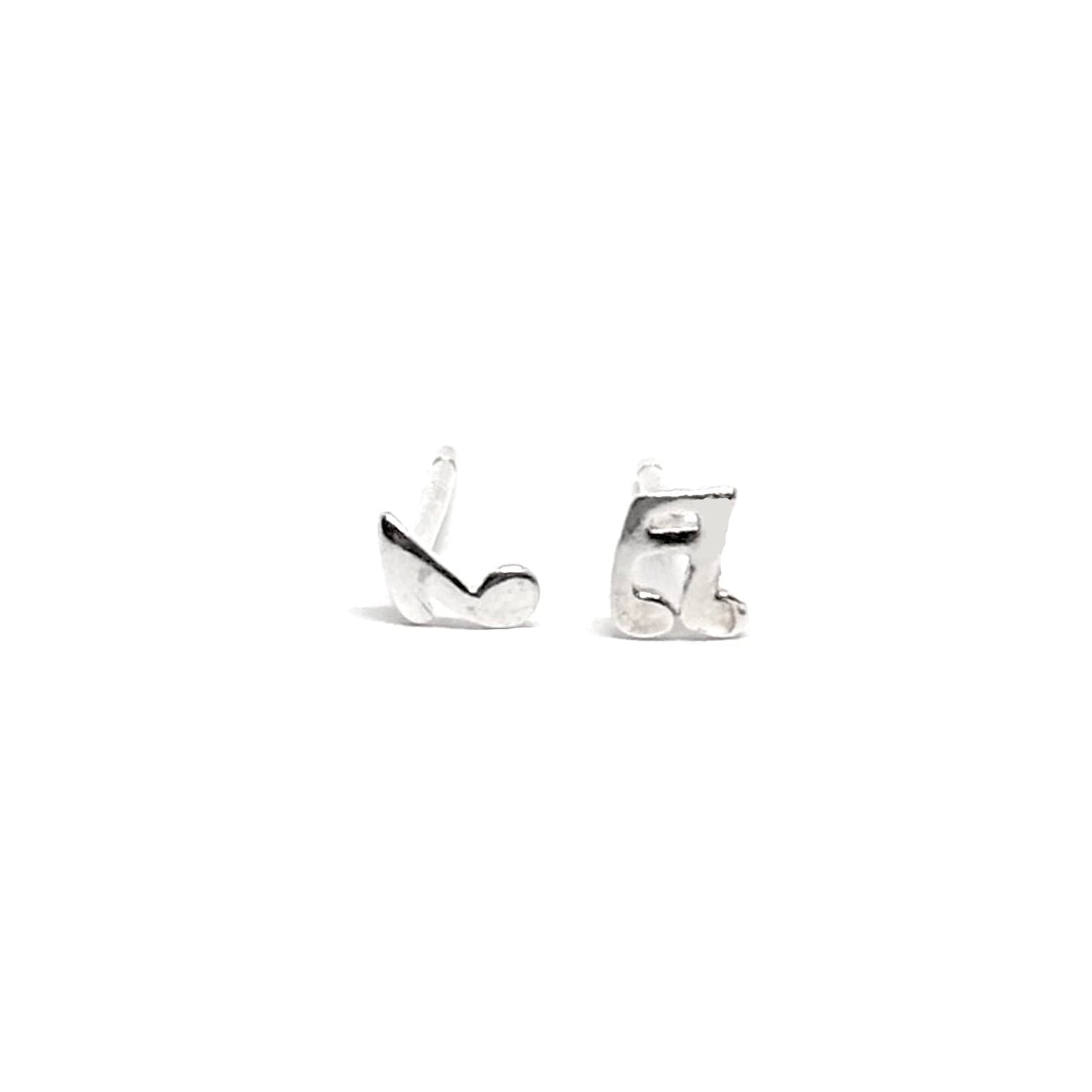 Boucles d'oreilles puces en argent 925 avec délicates notes de musique, un design créatif et raffiné, parfait pour les passionnées de musique. Ce bijou élégant et original ajoute une touche artistique à votre quotidien, alliant simplicité et sophistication. L'argent 925 garantit une brillance durable et une résistance à l'oxydation, conservant son éclat au fil du temps. Idéal pour les tenues quotidiennes ou comme cadeau unique et créatif. Un choix parfait pour exprimer votre amour pour la musique avec style