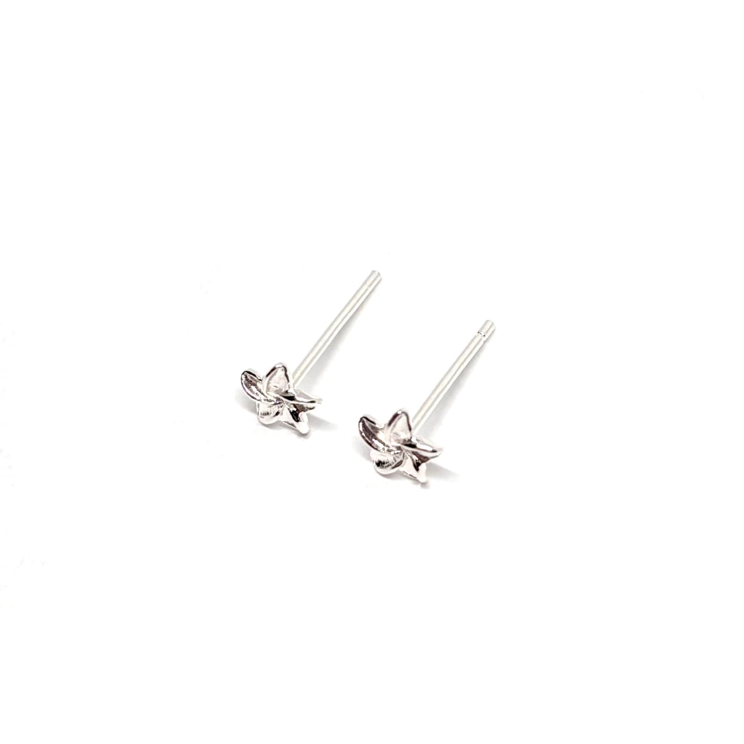 Boucles d'oreilles puces en argent 925 avec pétales de fleur délicatement sculptés, apportant une brillance subtile et un effet naturel et féminin. Parfaites pour celles qui recherchent un bijou discret mais raffiné, ces puces florales sont idéales pour un look quotidien élégant ou pour offrir un cadeau charmant. L'argent 925 garantit une longue durée de brillance, résistant à l'oxydation et conservant son éclat au fil du temps, apportant un style intemporel et délicat.
