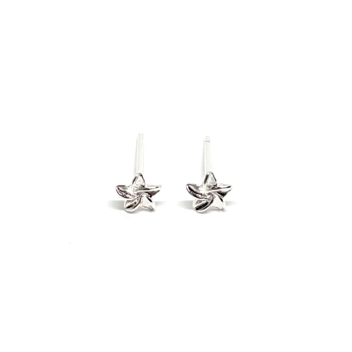 Boucles d'oreilles puces en argent 925 avec pétales de fleur délicatement sculptés, apportant une brillance subtile et un effet naturel et féminin. Parfaites pour celles qui recherchent un bijou discret mais raffiné, ces puces florales sont idéales pour un look quotidien élégant ou pour offrir un cadeau charmant. L'argent 925 garantit une longue durée de brillance, résistant à l'oxydation et conservant son éclat au fil du temps, apportant un style intemporel et délicat.