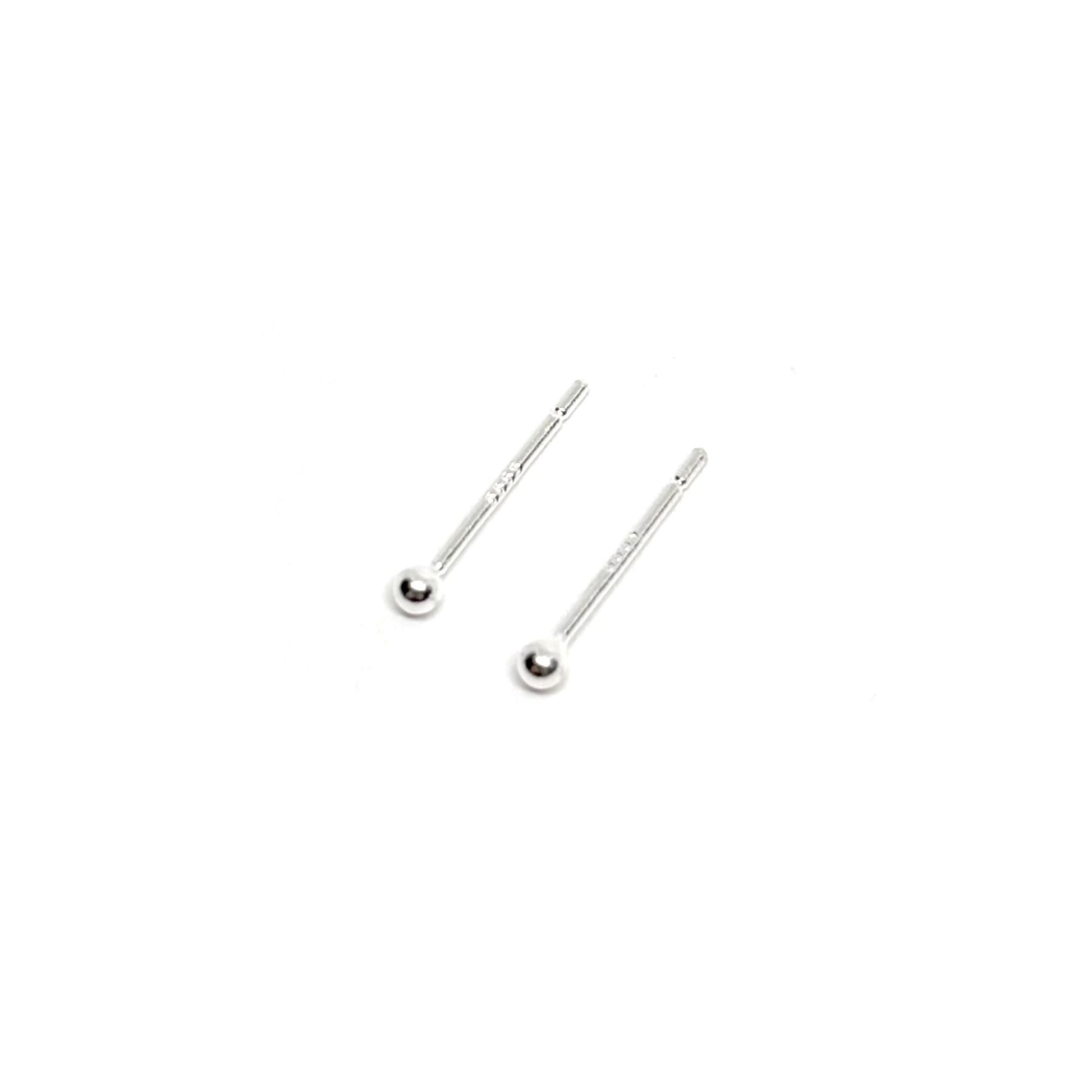 Boucles d'oreilles puces en argent 925 ornées de petites billes, un design minimaliste et élégant, parfait pour une touche discrète mais raffinée. Ces puces délicates sont idéales pour le quotidien ou pour des occasions spéciales. Fabriquées en argent 925 de haute qualité, elles offrent une brillance durable et une finition parfaite. Légères et confortables, elles sont idéales pour un port prolongé et conserveront leur éclat au fil du temps. Un bijou simple et intemporel à offrir ou à s'offrir, idéal pour c