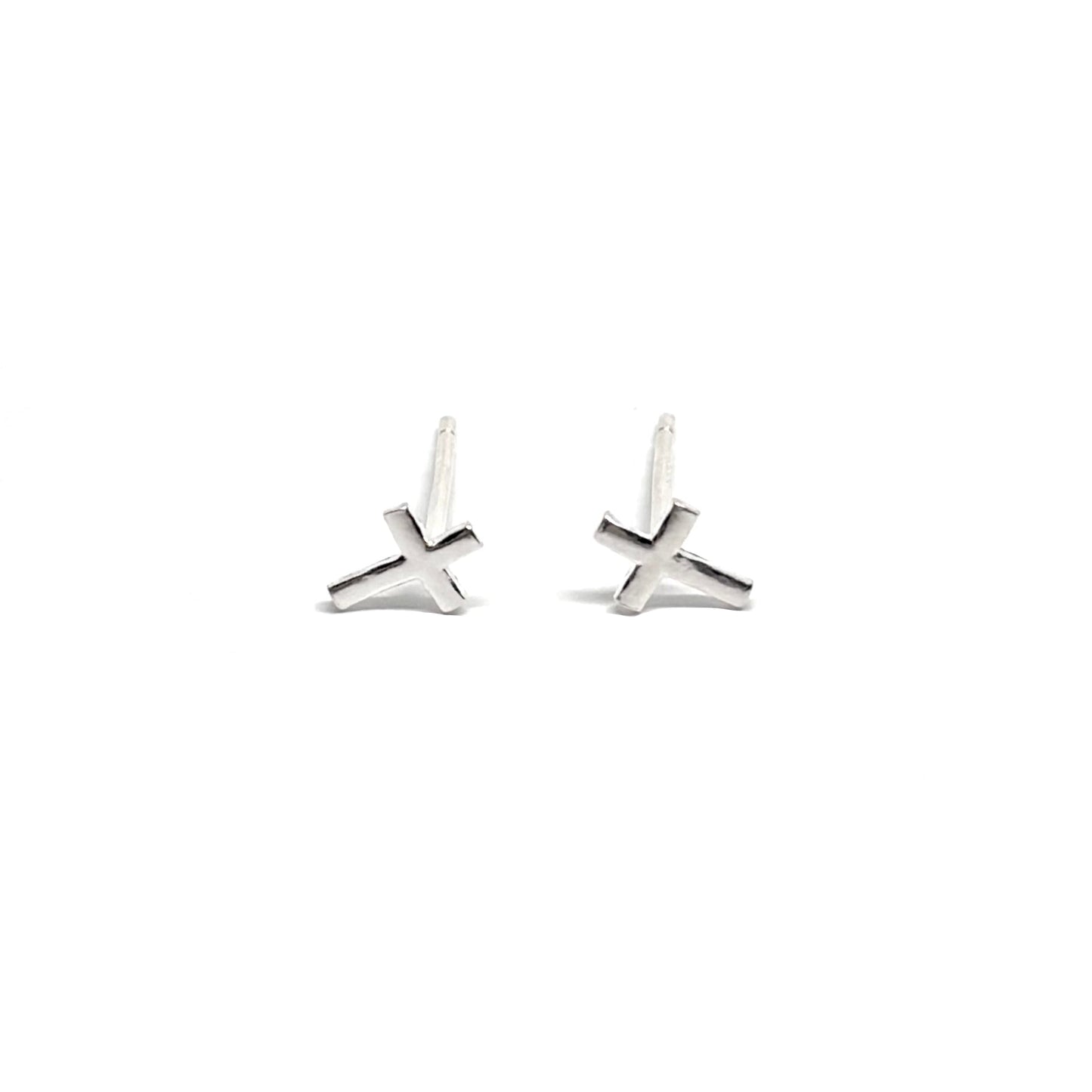 Boucles d'oreilles puces en argent 925 avec petites croix délicates, symbolisant la spiritualité et la simplicité élégante. Le design épuré et raffiné des croix en argent fait de ces puces un bijou intemporel et moderne, parfait pour ajouter une touche discrète de chic et de signification à vos tenues quotidiennes. Légères et résistantes à l'oxydation, elles conservent leur éclat et leur brillance au fil du temps, offrant une élégance durable pour toutes les occasions.