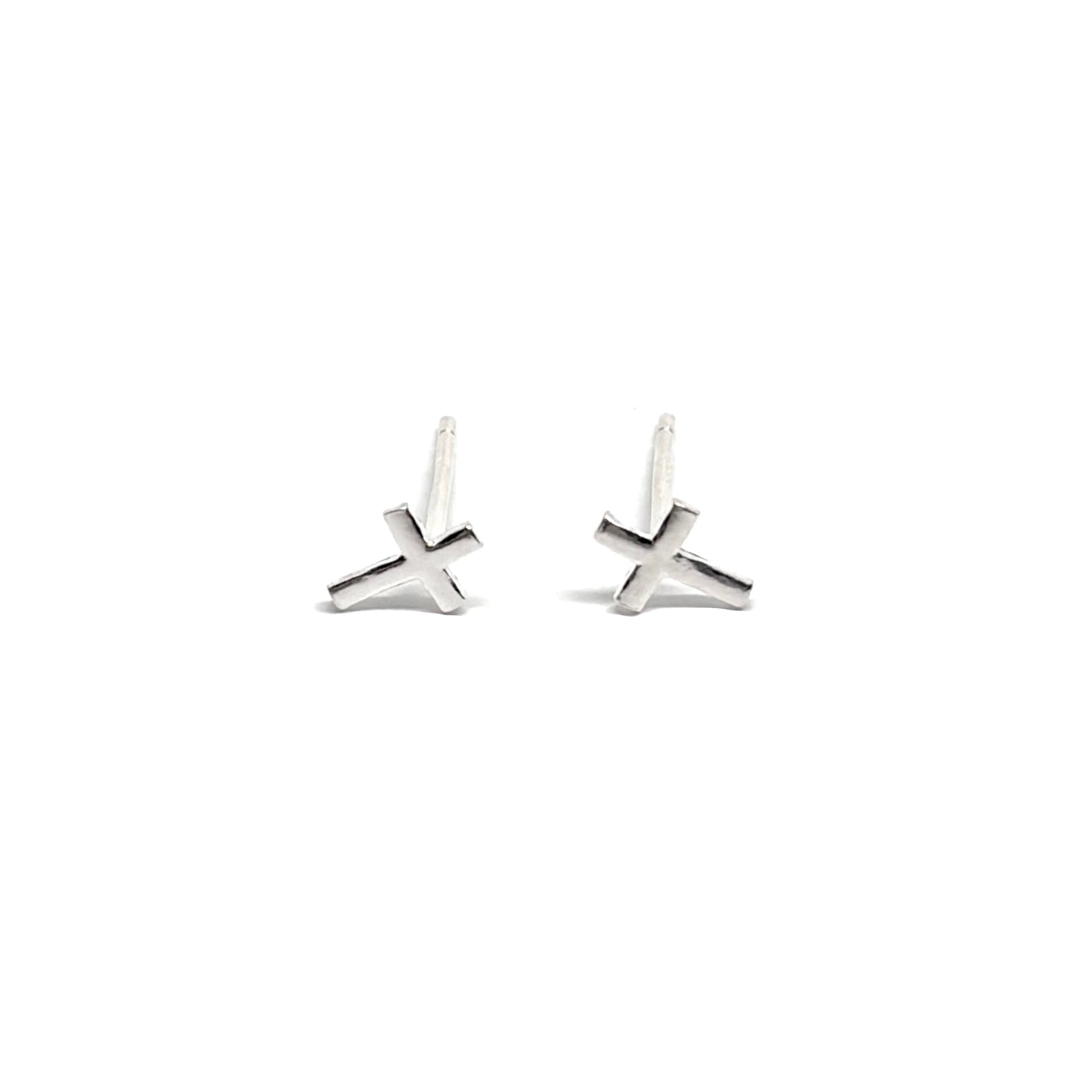 Boucles d'oreilles puces en argent 925 avec petites croix délicates, symbolisant la spiritualité et la simplicité élégante. Le design épuré et raffiné des croix en argent fait de ces puces un bijou intemporel et moderne, parfait pour ajouter une touche discrète de chic et de signification à vos tenues quotidiennes. Légères et résistantes à l'oxydation, elles conservent leur éclat et leur brillance au fil du temps, offrant une élégance durable pour toutes les occasions.