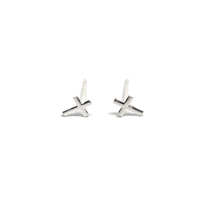 Boucles d'oreilles puces en argent 925 avec petites croix délicates, symbolisant la spiritualité et la simplicité élégante. Le design épuré et raffiné des croix en argent fait de ces puces un bijou intemporel et moderne, parfait pour ajouter une touche discrète de chic et de signification à vos tenues quotidiennes. Légères et résistantes à l'oxydation, elles conservent leur éclat et leur brillance au fil du temps, offrant une élégance durable pour toutes les occasions.