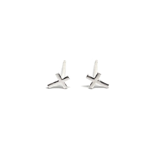 Boucles d'oreilles puces en argent 925 avec petites croix délicates, symbolisant la spiritualité et la simplicité élégante. Le design épuré et raffiné des croix en argent fait de ces puces un bijou intemporel et moderne, parfait pour ajouter une touche discrète de chic et de signification à vos tenues quotidiennes. Légères et résistantes à l'oxydation, elles conservent leur éclat et leur brillance au fil du temps, offrant une élégance durable pour toutes les occasions.