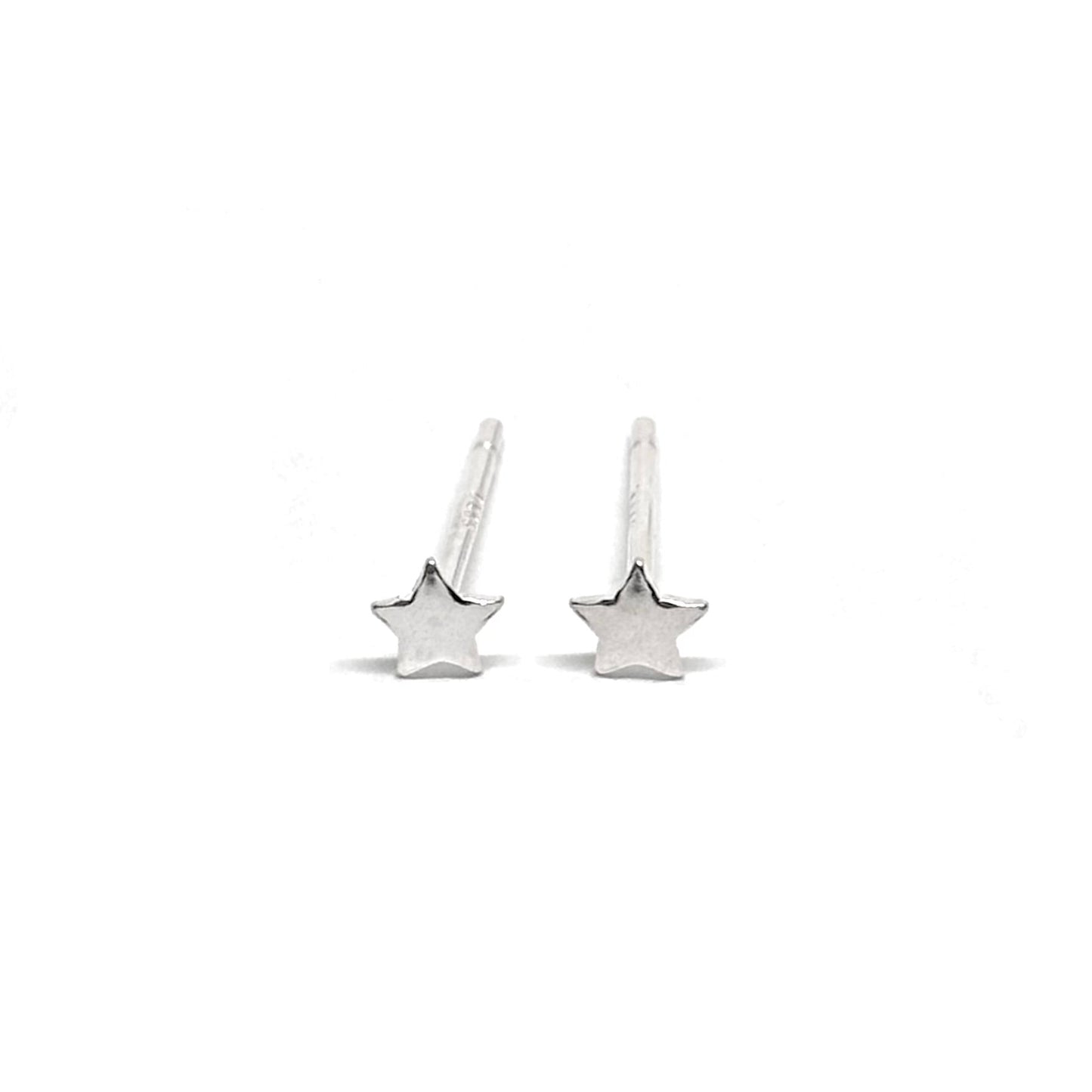 Boucles d’oreilles puces en argent 925 en forme de petites étoiles scintillantes, symboles de rêve et d’infini. Ces boucles délicates et modernes ajoutent une touche de lumière et d’élégance à votre look. Fabriquées en argent sterling 925 de haute qualité, elles offrent une brillance durable et résistent à l’oxydation. Légères et confortables, elles se portent aisément toute la journée, que ce soit pour le quotidien ou une occasion spéciale. Un bijou raffiné et intemporel, idéal à offrir ou à s’offrir pour 