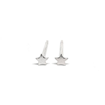 Boucles d’oreilles puces en argent 925 en forme de petites étoiles scintillantes, symboles de rêve et d’infini. Ces boucles délicates et modernes ajoutent une touche de lumière et d’élégance à votre look. Fabriquées en argent sterling 925 de haute qualité, elles offrent une brillance durable et résistent à l’oxydation. Légères et confortables, elles se portent aisément toute la journée, que ce soit pour le quotidien ou une occasion spéciale. Un bijou raffiné et intemporel, idéal à offrir ou à s’offrir pour 