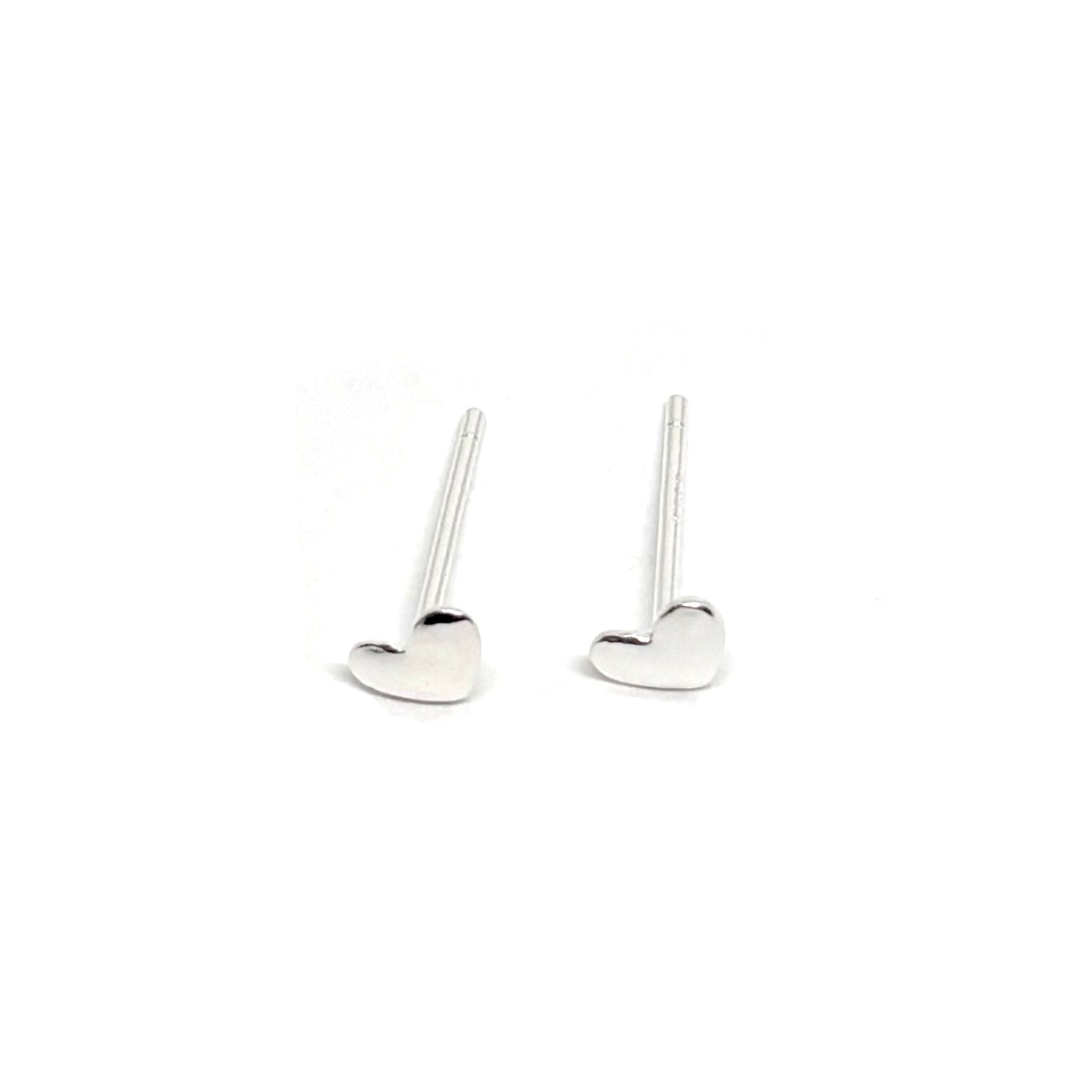 Boucles d’oreilles puces en argent 925 en forme de petits cœurs, symboles d’amour, de tendresse et de féminité. Ces boucles élégantes et discrètes ajoutent une touche romantique et raffinée à votre look. Conçues en argent 925 de haute qualité, elles offrent une brillance durable et résistent à l’oxydation. Légères et confortables, elles se portent facilement toute la journée, que ce soit pour un usage quotidien ou une occasion spéciale. Un bijou intemporel et romantique, parfait à offrir ou à s’offrir pour 