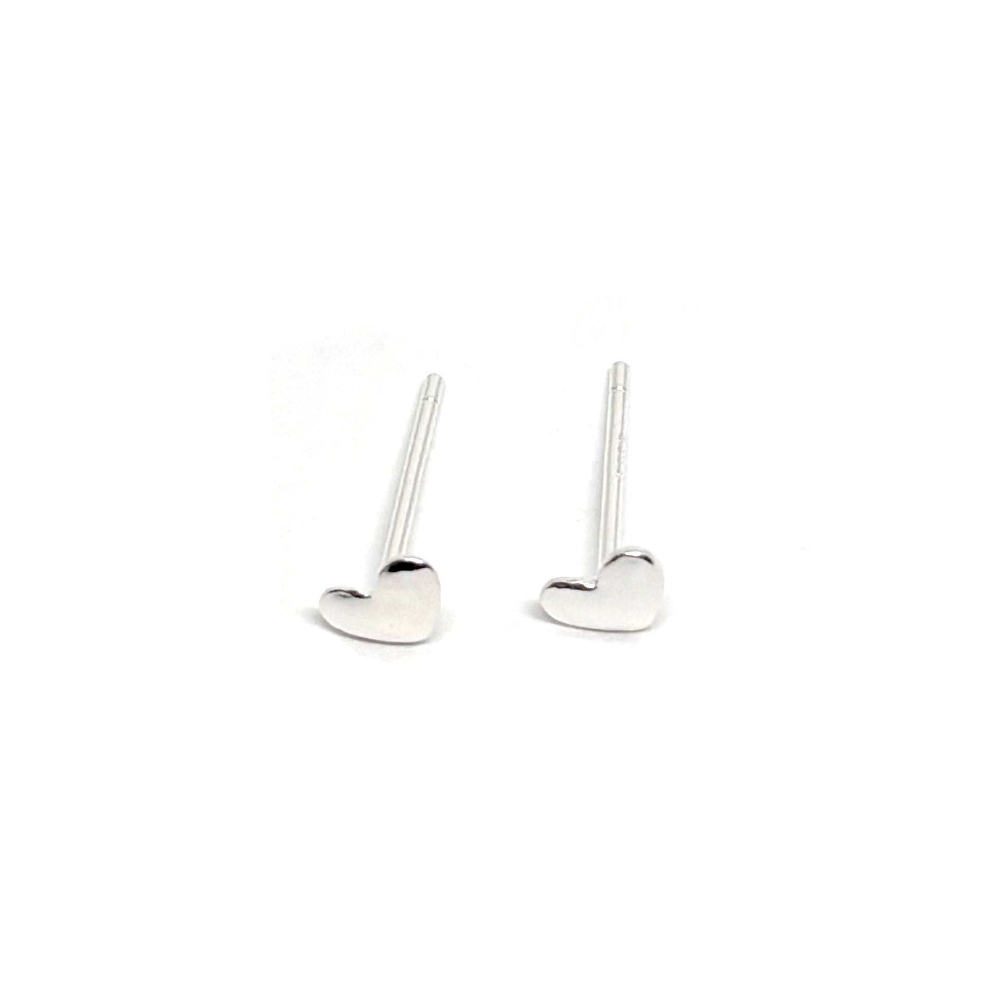 Boucles d’oreilles puces en argent 925 en forme de petits cœurs, symboles d’amour, de tendresse et de féminité. Ces boucles élégantes et discrètes ajoutent une touche romantique et raffinée à votre look. Conçues en argent 925 de haute qualité, elles offrent une brillance durable et résistent à l’oxydation. Légères et confortables, elles se portent facilement toute la journée, que ce soit pour un usage quotidien ou une occasion spéciale. Un bijou intemporel et romantique, parfait à offrir ou à s’offrir pour 
