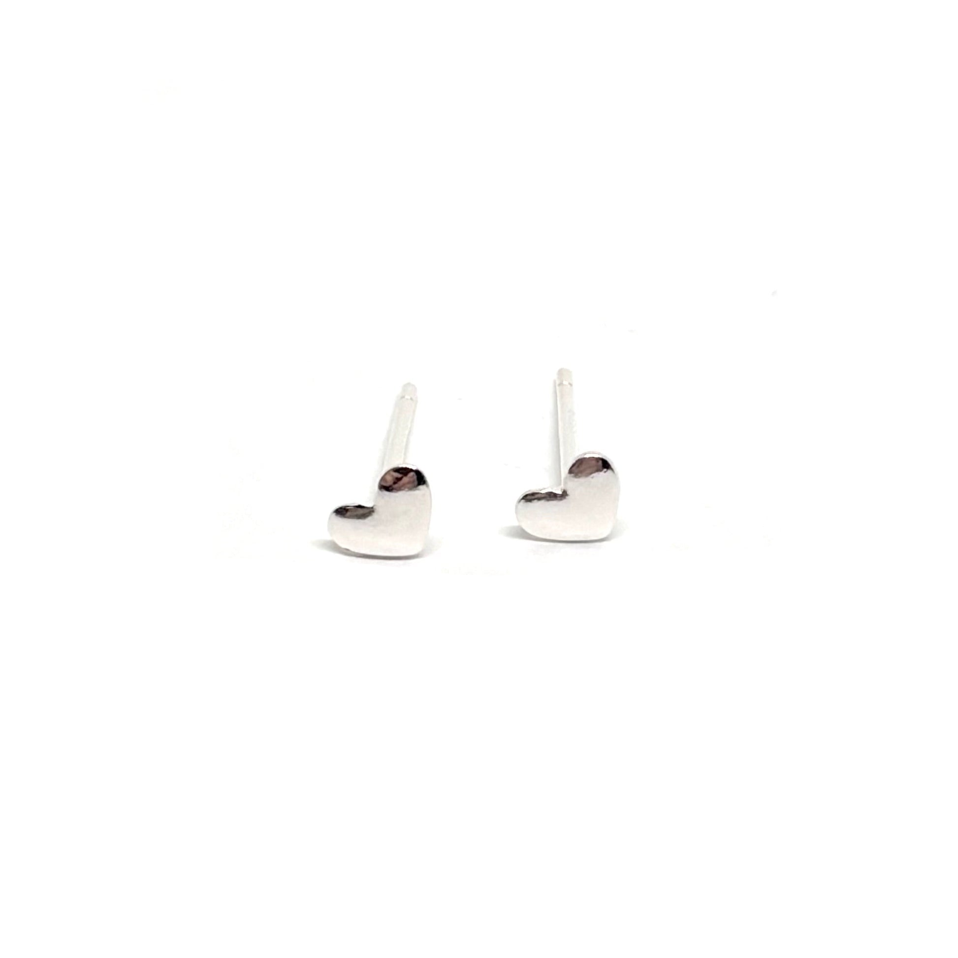 Boucles d’oreilles puces en argent 925 en forme de petits cœurs, symboles d’amour, de tendresse et de féminité. Ces boucles élégantes et discrètes ajoutent une touche romantique et raffinée à votre look. Conçues en argent 925 de haute qualité, elles offrent une brillance durable et résistent à l’oxydation. Légères et confortables, elles se portent facilement toute la journée, que ce soit pour un usage quotidien ou une occasion spéciale. Un bijou intemporel et romantique, parfait à offrir ou à s’offrir pour 