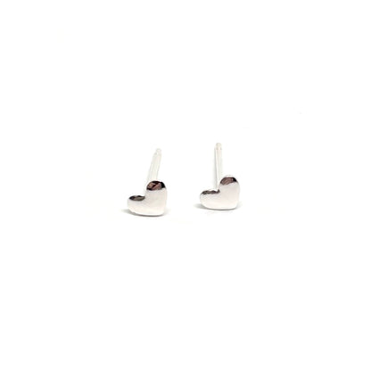 Boucles d’oreilles puces en argent 925 en forme de petits cœurs, symboles d’amour, de tendresse et de féminité. Ces boucles élégantes et discrètes ajoutent une touche romantique et raffinée à votre look. Conçues en argent 925 de haute qualité, elles offrent une brillance durable et résistent à l’oxydation. Légères et confortables, elles se portent facilement toute la journée, que ce soit pour un usage quotidien ou une occasion spéciale. Un bijou intemporel et romantique, parfait à offrir ou à s’offrir pour 