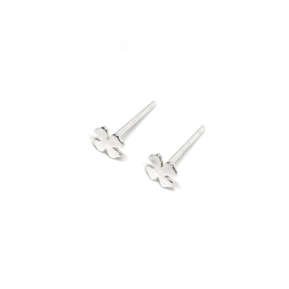 Boucles d'oreilles puces en argent 925 avec trèfle à quatre feuilles, symbole de chance et de prospérité. Ce design minimaliste et raffiné, de 0,8 cm, est idéal pour un look discret et élégant au quotidien ou pour apporter une touche symbolique à une occasion spéciale. L'argent 925 garantit une brillance durable et une excellente résistance à l'oxydation, assurant que ces boucles conserveront leur éclat au fil du temps. Un choix parfait pour ajouter de la chance et du raffinement à votre style.