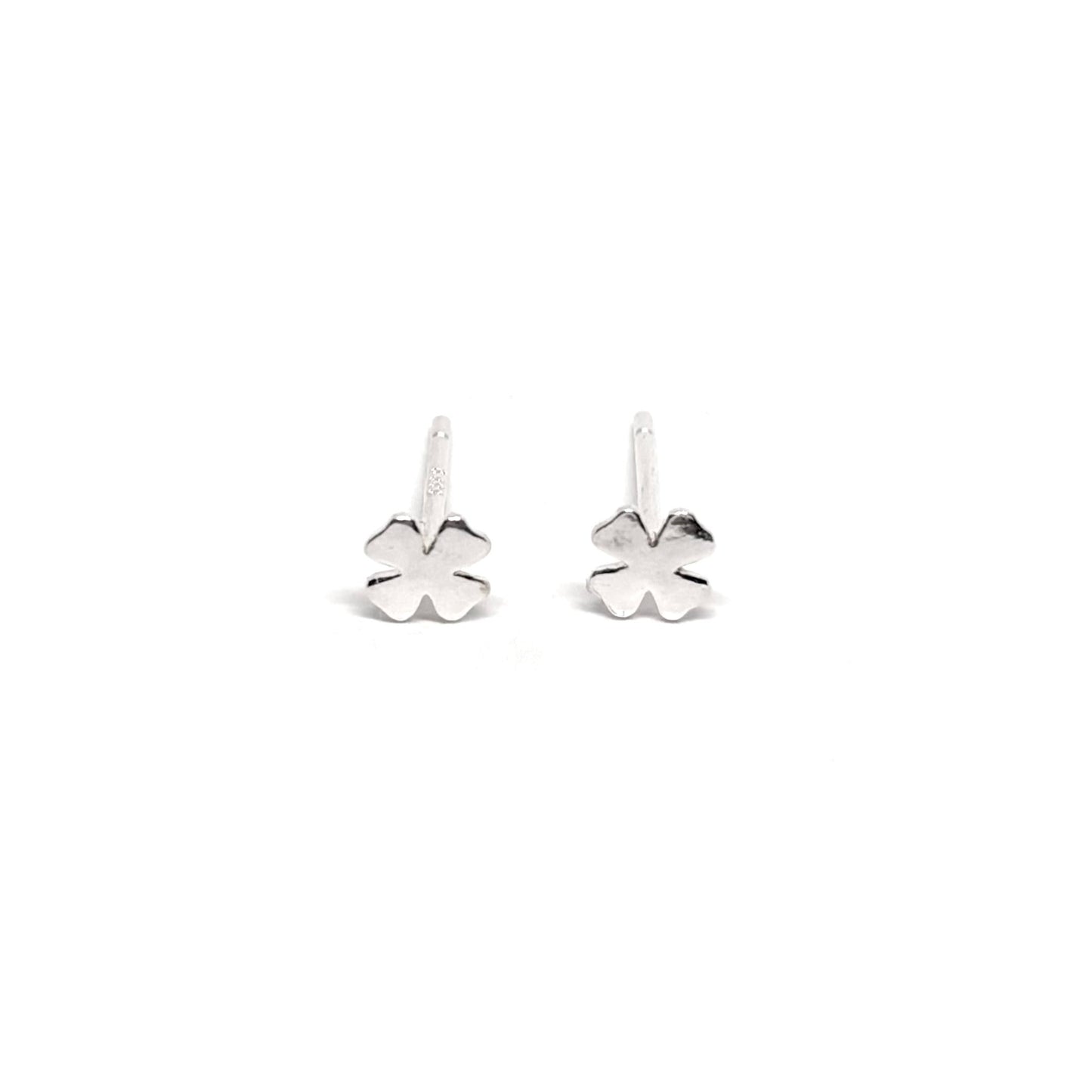 Boucles d'oreilles puces en argent 925 avec trèfle à quatre feuilles, symbole de chance et de prospérité. Ce design minimaliste et raffiné, de 0,8 cm, est idéal pour un look discret et élégant au quotidien ou pour apporter une touche symbolique à une occasion spéciale. L'argent 925 garantit une brillance durable et une excellente résistance à l'oxydation, assurant que ces boucles conserveront leur éclat au fil du temps. Un choix parfait pour ajouter de la chance et du raffinement à votre style.