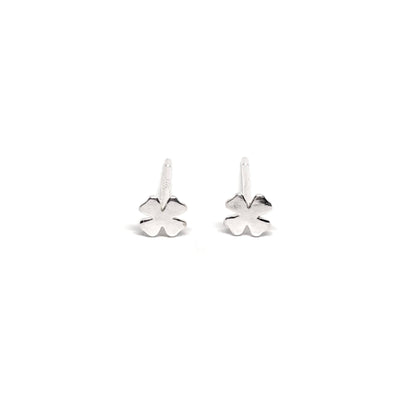 Boucles d'oreilles puces en argent 925 avec trèfle à quatre feuilles, symbole de chance et de prospérité. Ce design minimaliste et raffiné, de 0,8 cm, est idéal pour un look discret et élégant au quotidien ou pour apporter une touche symbolique à une occasion spéciale. L'argent 925 garantit une brillance durable et une excellente résistance à l'oxydation, assurant que ces boucles conserveront leur éclat au fil du temps. Un choix parfait pour ajouter de la chance et du raffinement à votre style.