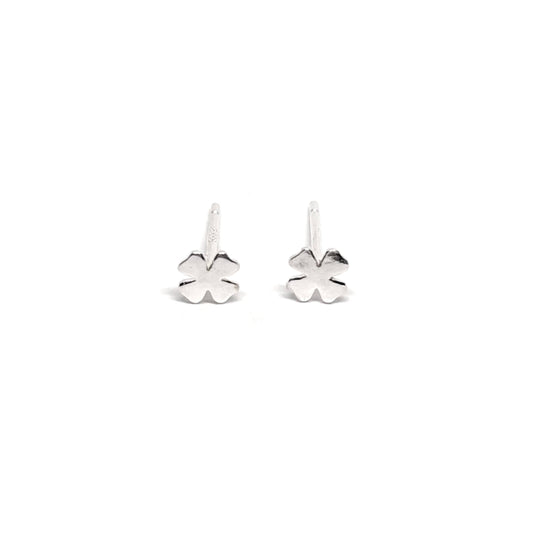Boucles d'oreilles puces en argent 925 avec trèfle à quatre feuilles, symbole de chance et de prospérité. Ce design minimaliste et raffiné, de 0,8 cm, est idéal pour un look discret et élégant au quotidien ou pour apporter une touche symbolique à une occasion spéciale. L'argent 925 garantit une brillance durable et une excellente résistance à l'oxydation, assurant que ces boucles conserveront leur éclat au fil du temps. Un choix parfait pour ajouter de la chance et du raffinement à votre style.