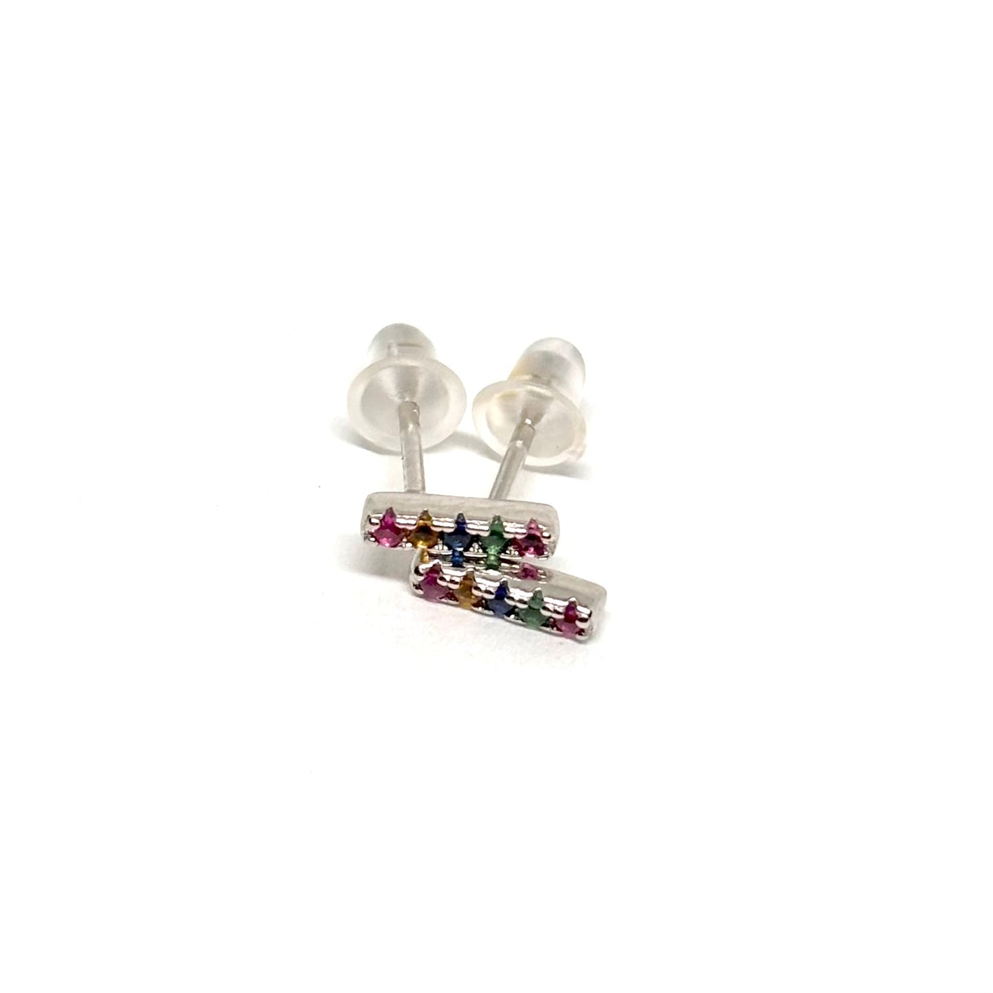 Boucles d’oreilles puces femme en argent 925 ornées de petites barres serties de zircons colorés. Bijou minimaliste et raffiné, disponible en 4 couleurs éclatantes pour un look moderne et lumineux. Accessoire élégant et polyvalent, parfait pour le quotidien ou pour apporter une touche de couleur subtile à une tenue chic. Légères, confortables et hypoallergéniques, ces puces en argent offrent un éclat durable et une finition soignée. Cadeau idéal pour femme aimant les bijoux discrets, contemporains et étince
