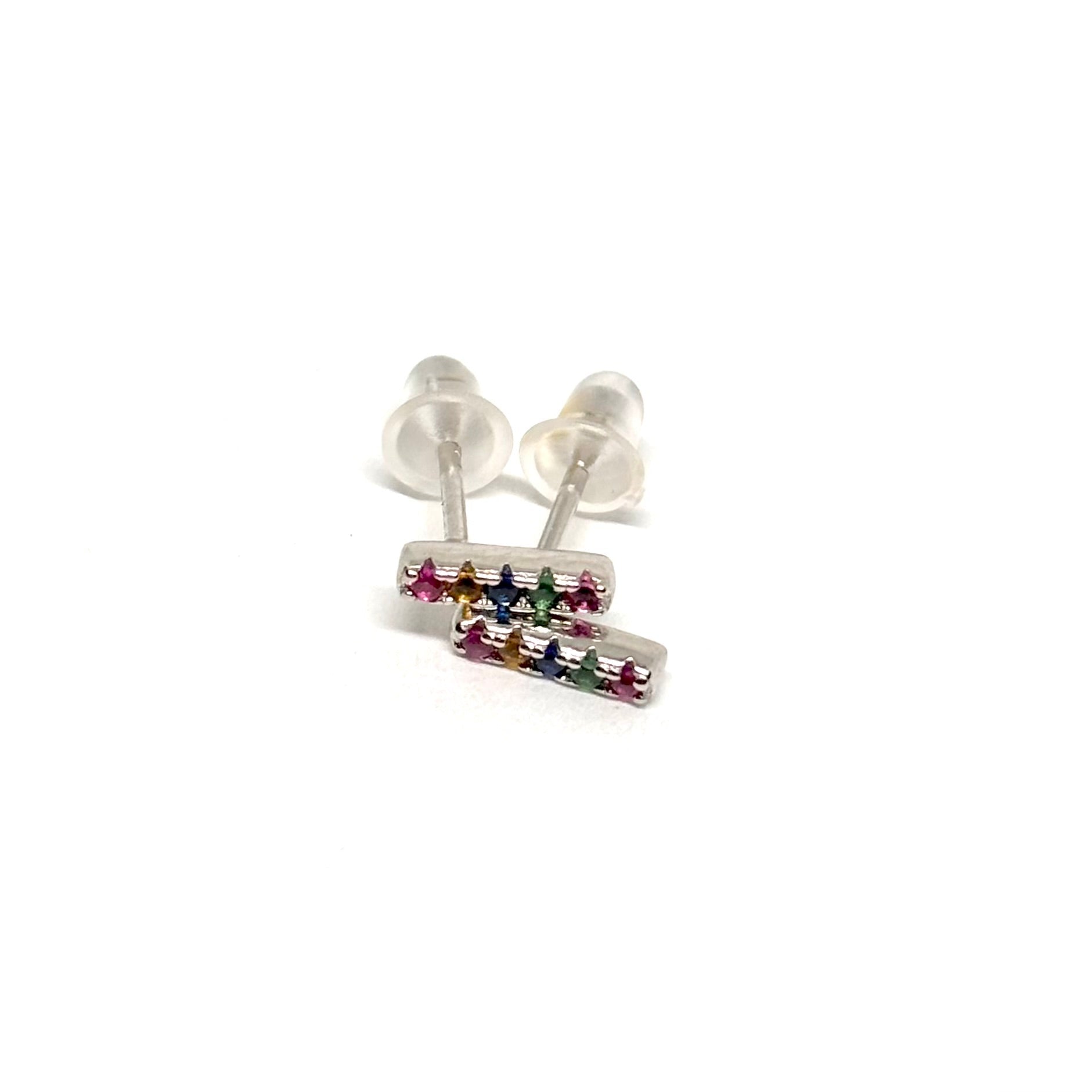 Boucles d’oreilles puces femme en argent 925 ornées de petites barres serties de zircons colorés. Bijou minimaliste et raffiné, disponible en 4 couleurs éclatantes pour un look moderne et lumineux. Accessoire élégant et polyvalent, parfait pour le quotidien ou pour apporter une touche de couleur subtile à une tenue chic. Légères, confortables et hypoallergéniques, ces puces en argent offrent un éclat durable et une finition soignée. Cadeau idéal pour femme aimant les bijoux discrets, contemporains et étince