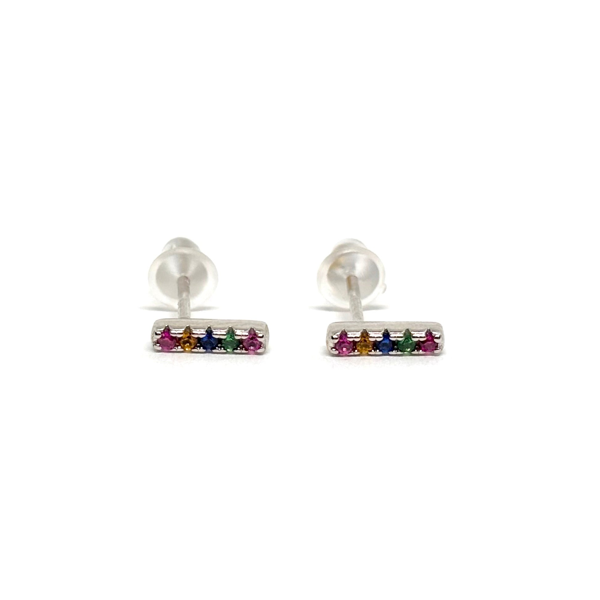 Boucles d’oreilles puces femme en argent 925 ornées de petites barres serties de zircons colorés. Bijou minimaliste et raffiné, disponible en 4 couleurs éclatantes pour un look moderne et lumineux. Accessoire élégant et polyvalent, parfait pour le quotidien ou pour apporter une touche de couleur subtile à une tenue chic. Légères, confortables et hypoallergéniques, ces puces en argent offrent un éclat durable et une finition soignée. Cadeau idéal pour femme aimant les bijoux discrets, contemporains et étince
