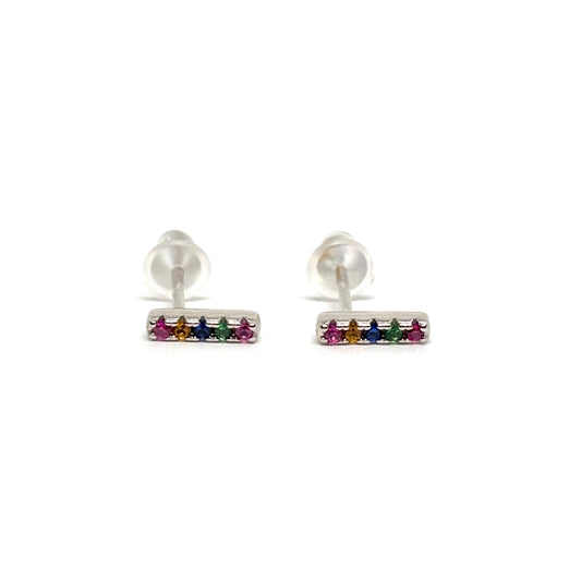 Boucles d’oreilles puces femme en argent 925 ornées de petites barres serties de zircons colorés. Bijou minimaliste et raffiné, disponible en 4 couleurs éclatantes pour un look moderne et lumineux. Accessoire élégant et polyvalent, parfait pour le quotidien ou pour apporter une touche de couleur subtile à une tenue chic. Légères, confortables et hypoallergéniques, ces puces en argent offrent un éclat durable et une finition soignée. Cadeau idéal pour femme aimant les bijoux discrets, contemporains et étince