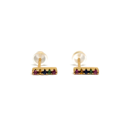 Boucles d’oreilles puces femme en argent 925 doré à l’or 18k, ornées de petites barres serties de zircons colorés. Bijou minimaliste et lumineux, décliné en 4 couleurs éclatantes pour un style moderne et raffiné. Accessoire doré élégant, parfait pour sublimer une tenue du quotidien ou ajouter une touche de couleur à un look habillé. Légères, confortables et hypoallergéniques, ces puces en argent doré conservent leur éclat durablement. Cadeau idéal pour femme aimant les bijoux fins, dorés et contemporains.