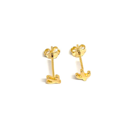 Boucles d’oreilles puces femme en argent 925 doré à l’or 18k en forme de petits cactus. Bijou fantaisie chic et bohème, inspiré de la nature et du désert, symbole de résilience et d’énergie positive. Design minimaliste et raffiné, parfait pour un look casual élégant ou une tenue estivale lumineuse. Légères, confortables et durables, ces boucles dorées apportent une touche solaire et naturelle à chaque style. Cadeau idéal pour femme aimant les bijoux dorés fins et symboliques.