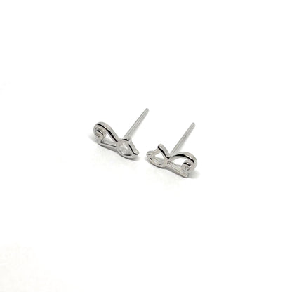 Boucles d’oreilles puces femme en argent 925 représentant de petits chats mignons, symboles de grâce, d’indépendance et de mystère. Bijou raffiné et original, idéal pour les amoureuses des animaux et du style félin chic. L’argent massif assure éclat et durabilité, parfait pour un usage quotidien ou comme cadeau tendre et élégant