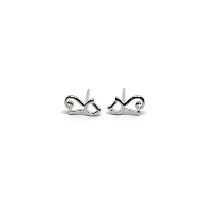 Boucles d’oreilles puces femme en argent 925 représentant de petits chats mignons, symboles de grâce, d’indépendance et de mystère. Bijou raffiné et original, idéal pour les amoureuses des animaux et du style félin chic. L’argent massif assure éclat et durabilité, parfait pour un usage quotidien ou comme cadeau tendre et élégant
