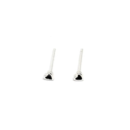 Boucles d’oreilles puces femme en argent 925 en forme de petits cœurs noirs au design minimaliste et raffiné. Bijou symbolique et élégant, mêlant douceur romantique et allure contemporaine. Accessoire discret et chic, parfait pour un look moderne, sobre ou romantique. Argent massif et revêtement noir durable pour une brillance subtile et une finition soignée. Cadeau idéal pour femme aimant les bijoux cœur, élégants et intemporels.