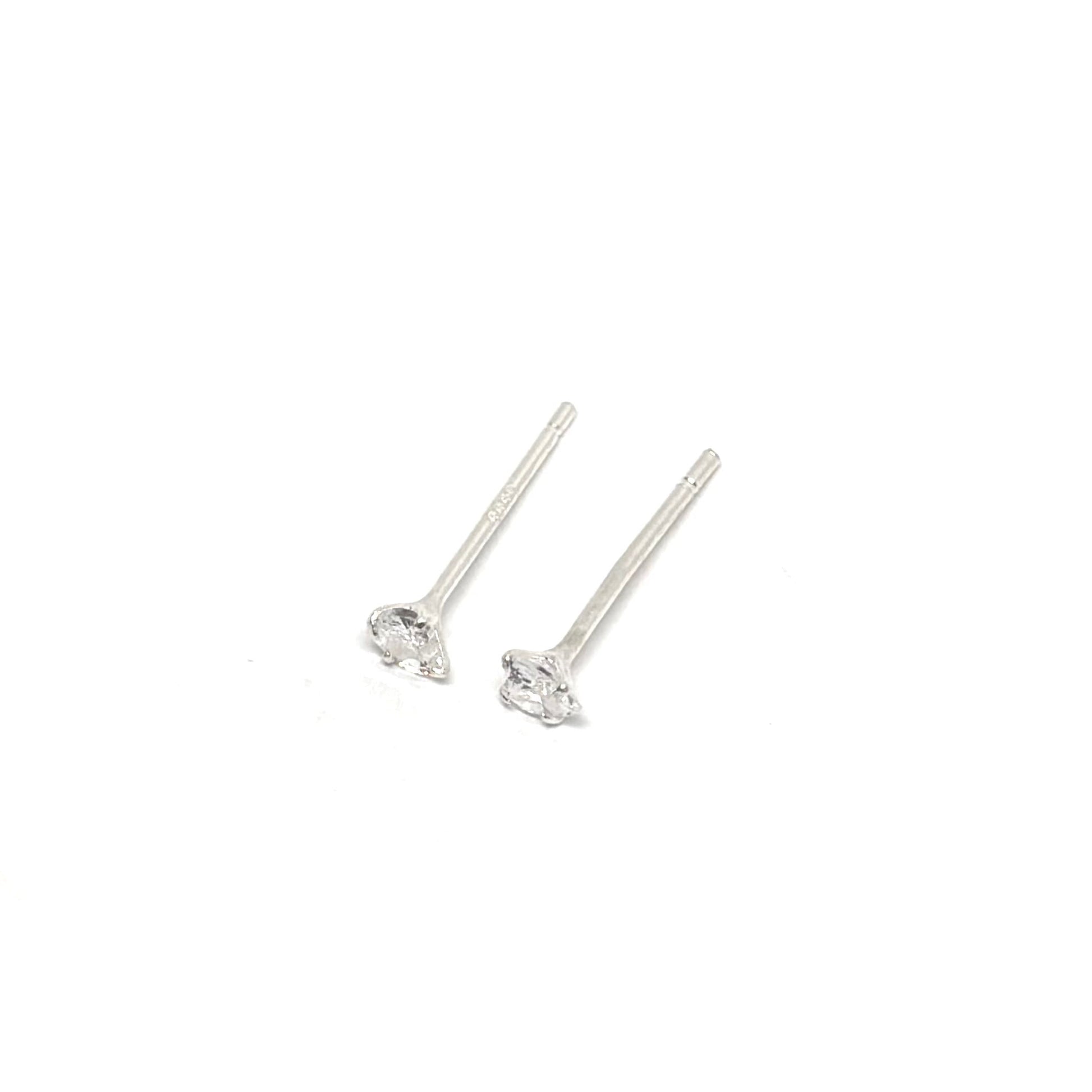 Boucles d’oreilles puces femme en argent sterling 925 ornées d’un zircon en forme de cœur de 3 mm. Bijou romantique et raffiné, symbole d’amour, de tendresse et de féminité. Accessoire délicat et intemporel, idéal pour un look élégant, un cadeau romantique ou une tenue de tous les jours. Argent massif hypoallergénique et durable, avec zircon scintillant pour une brillance longue durée. Parfait pour femme recherchant un bijou cœur fin, discret et lumineux.