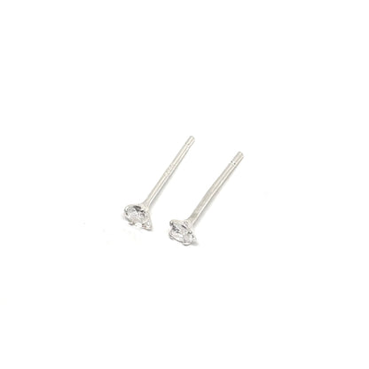 Boucles d’oreilles puces femme en argent sterling 925 ornées d’un zircon en forme de cœur de 3 mm. Bijou romantique et raffiné, symbole d’amour, de tendresse et de féminité. Accessoire délicat et intemporel, idéal pour un look élégant, un cadeau romantique ou une tenue de tous les jours. Argent massif hypoallergénique et durable, avec zircon scintillant pour une brillance longue durée. Parfait pour femme recherchant un bijou cœur fin, discret et lumineux.