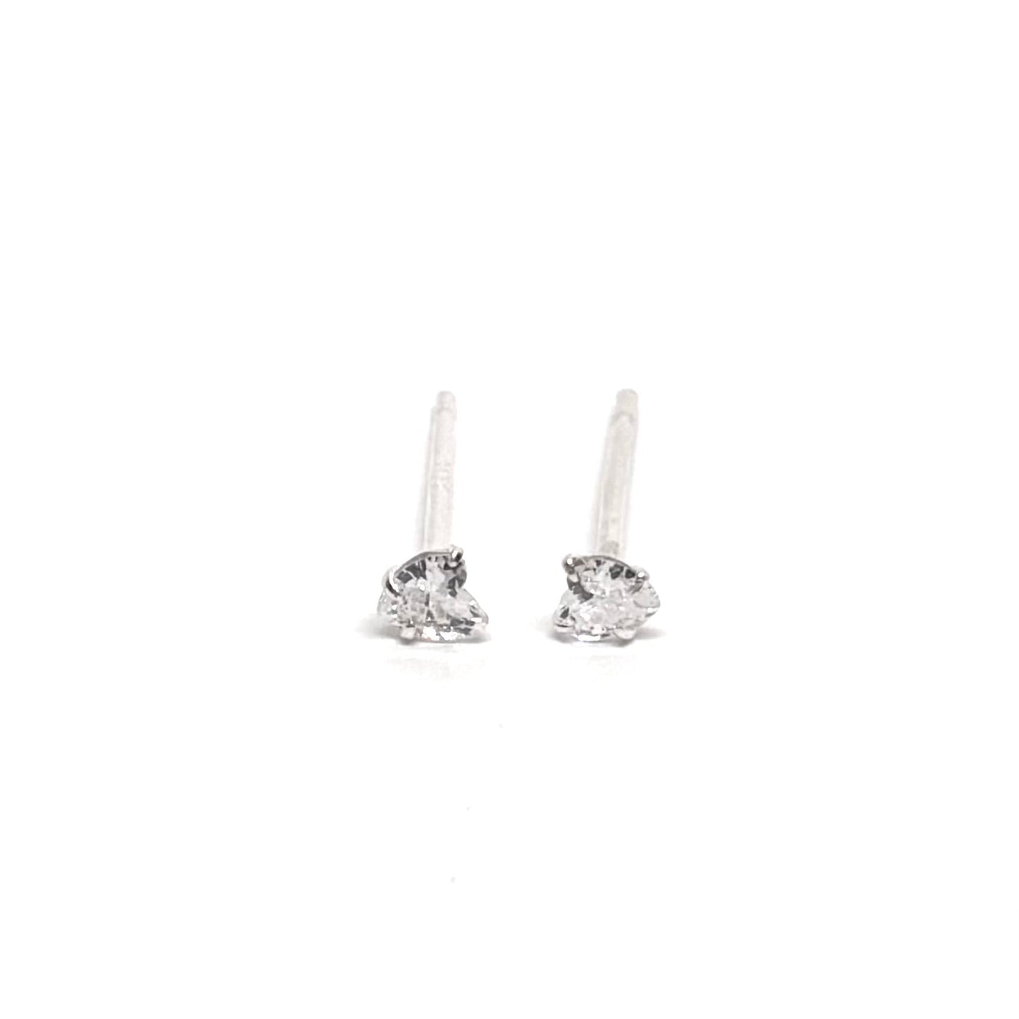 Boucles d’oreilles puces femme en argent sterling 925 ornées d’un zircon en forme de cœur de 3 mm. Bijou romantique et raffiné, symbole d’amour, de tendresse et de féminité. Accessoire délicat et intemporel, idéal pour un look élégant, un cadeau romantique ou une tenue de tous les jours. Argent massif hypoallergénique et durable, avec zircon scintillant pour une brillance longue durée. Parfait pour femme recherchant un bijou cœur fin, discret et lumineux.