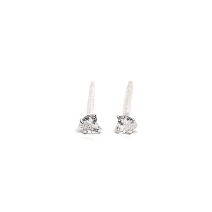 Boucles d’oreilles puces femme en argent sterling 925 ornées d’un zircon en forme de cœur de 3 mm. Bijou romantique et raffiné, symbole d’amour, de tendresse et de féminité. Accessoire délicat et intemporel, idéal pour un look élégant, un cadeau romantique ou une tenue de tous les jours. Argent massif hypoallergénique et durable, avec zircon scintillant pour une brillance longue durée. Parfait pour femme recherchant un bijou cœur fin, discret et lumineux.