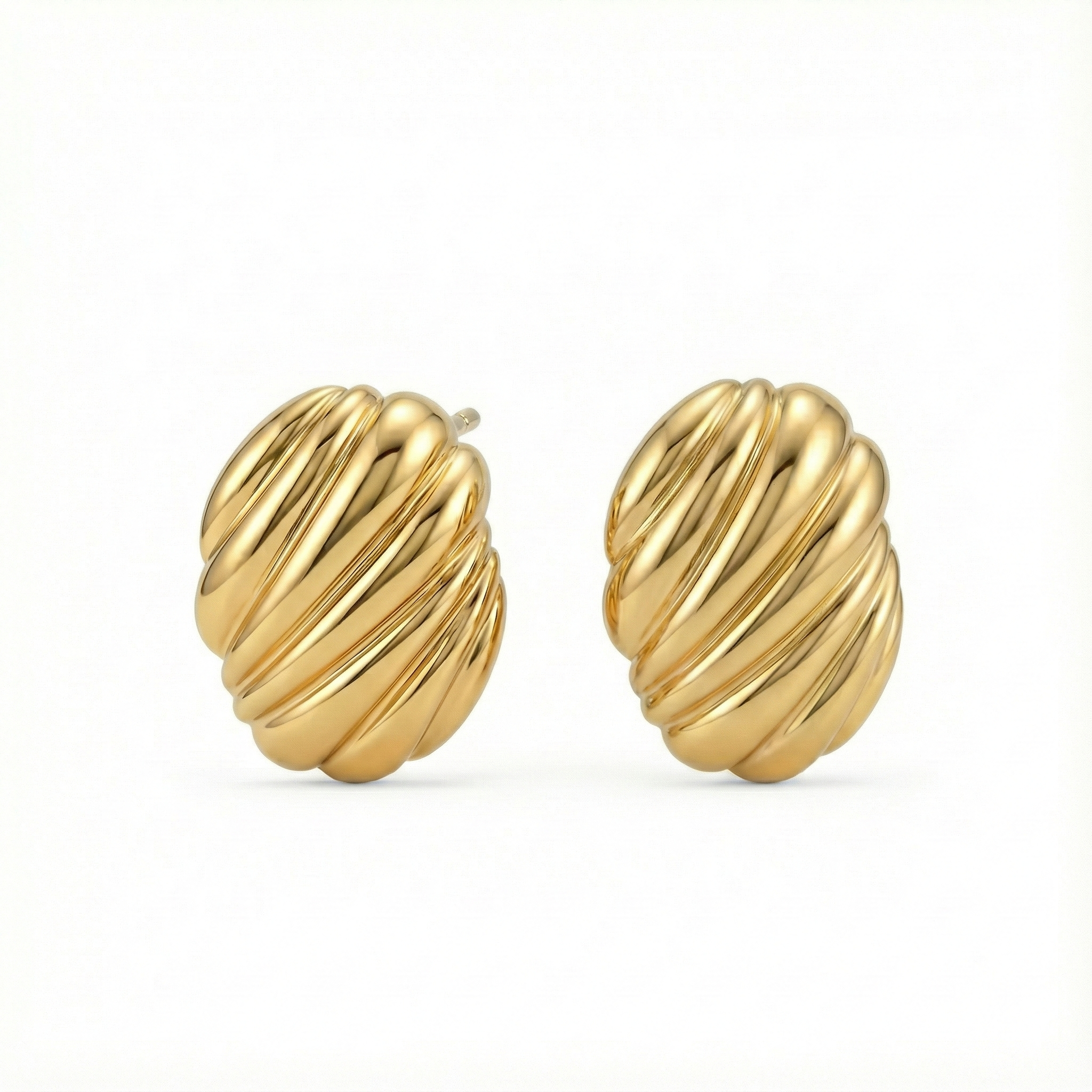 Boucles d'oreilles puces motif coquillage strié en acier inoxydable doré, l'accessoire indispensable tendance sirène (mermaidcore) pour l'été.