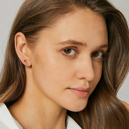 Boucles d’oreilles puces couleur or 18K en acier inoxydable avec zircons rectangulaires blanc et vert, style élégant fin et moderne.