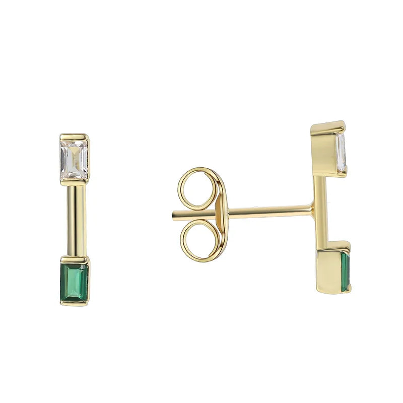 Boucles d’oreilles puces couleur or 18K en acier inoxydable avec zircons rectangulaires blanc et vert, style élégant fin et moderne.