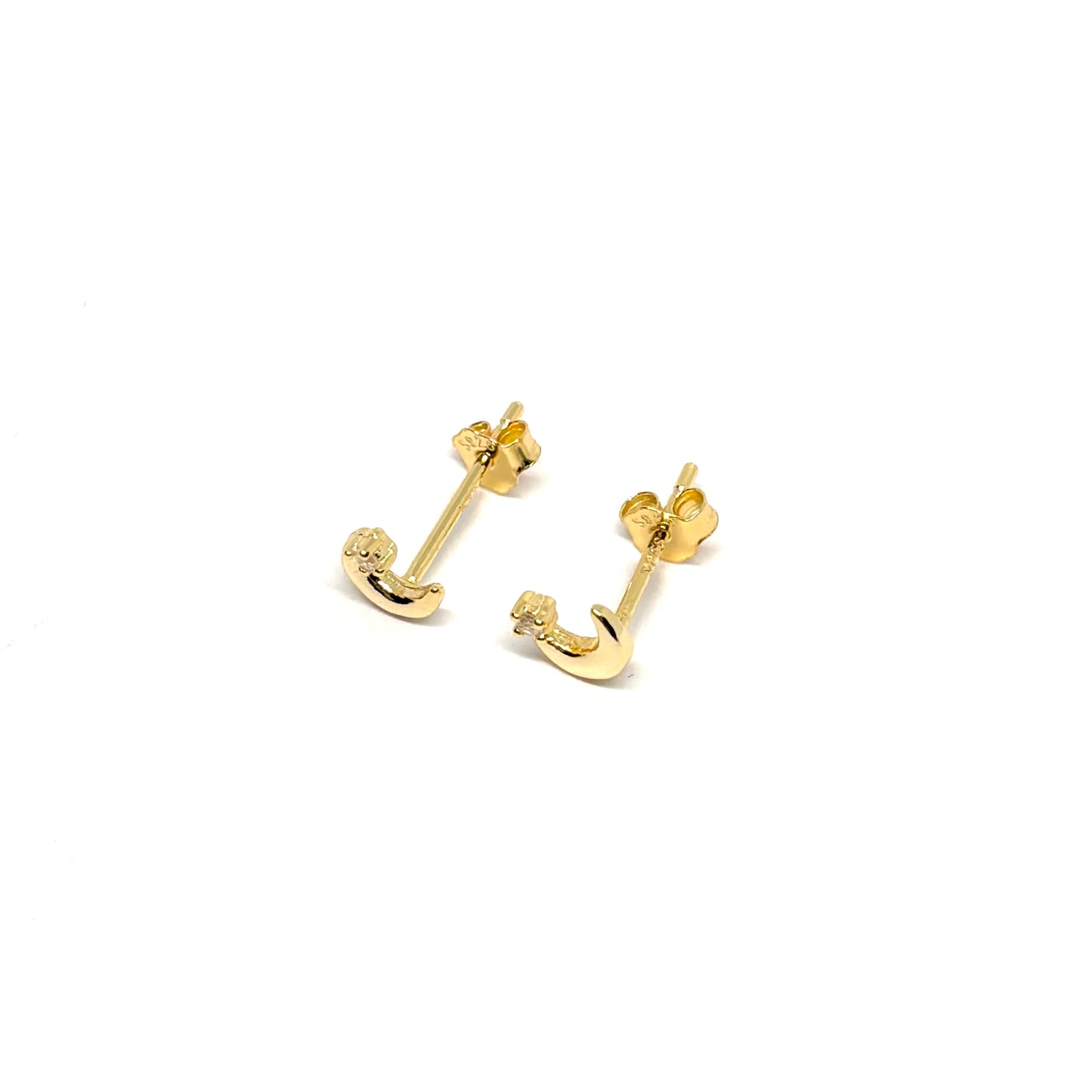 Boucles d’oreilles puces femme en argent 925 doré à l’or 18k, ornées d’un croissant de lune délicat et d’un zircon scintillant. Bijou céleste et mystique, symbole de féminité, d’intuition et de douceur. Accessoire raffiné et lumineux pour un look chic, spirituel ou romantique. L’argent doré à l’or 18k assure éclat durable, confort et résistance à l’oxydation. Cadeau parfait pour femme élégante aimant les bijoux lunaires et symboliques.