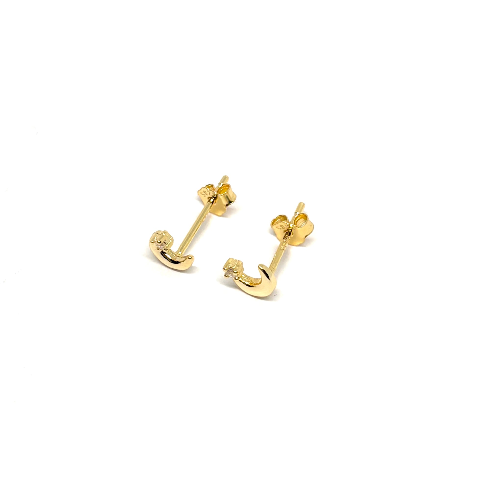 Boucles d’oreilles puces femme en argent 925 doré à l’or 18k, ornées d’un croissant de lune délicat et d’un zircon scintillant. Bijou céleste et mystique, symbole de féminité, d’intuition et de douceur. Accessoire raffiné et lumineux pour un look chic, spirituel ou romantique. L’argent doré à l’or 18k assure éclat durable, confort et résistance à l’oxydation. Cadeau parfait pour femme élégante aimant les bijoux lunaires et symboliques.