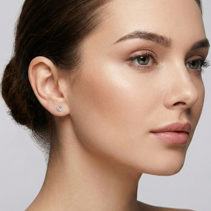 Boucles d'oreilles puces en forme de petit cygne gracieux en argent 925, bijou animalier élégant pour femme.