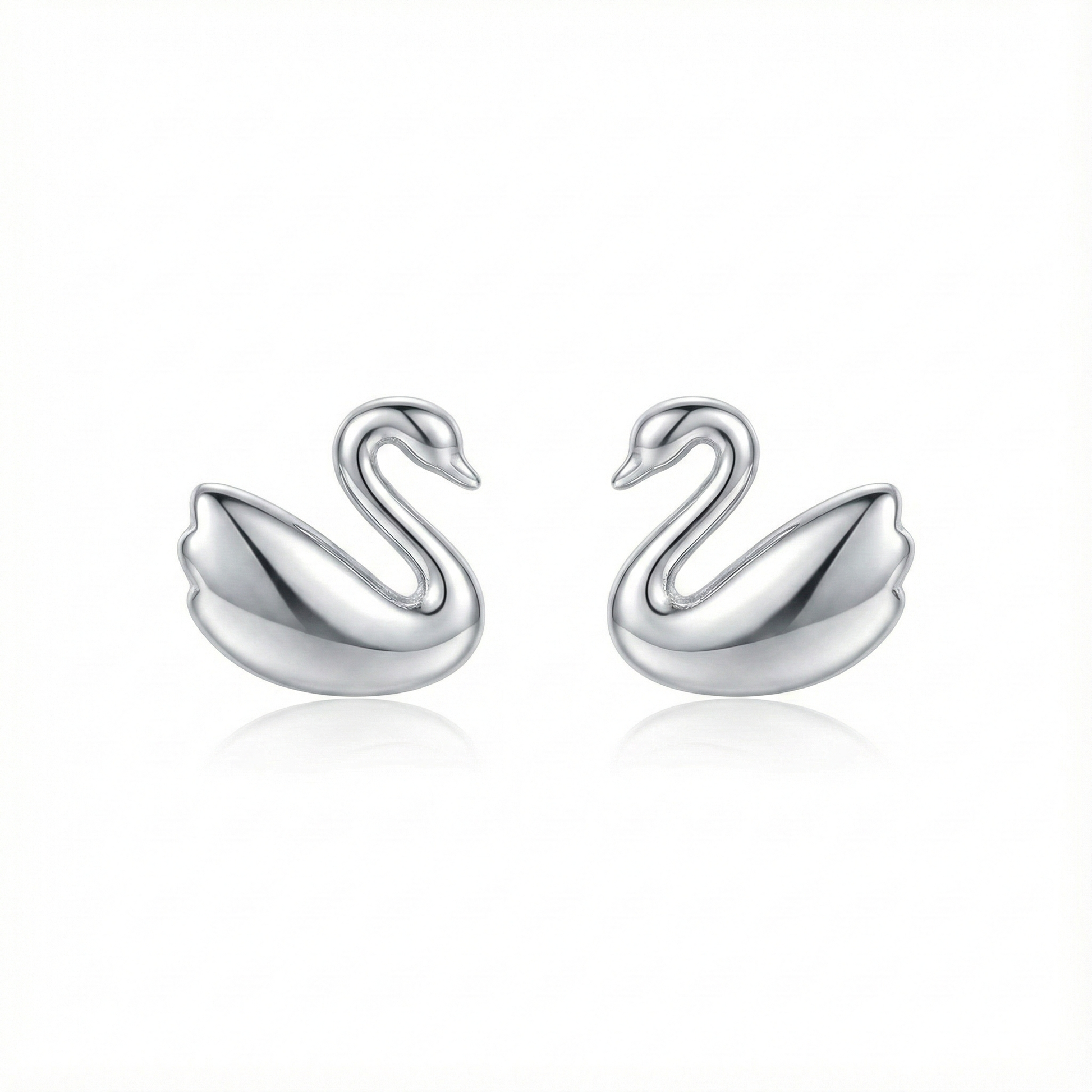 Boucles d'oreilles puces en forme de petit cygne gracieux en argent 925, bijou animalier élégant pour femme.
