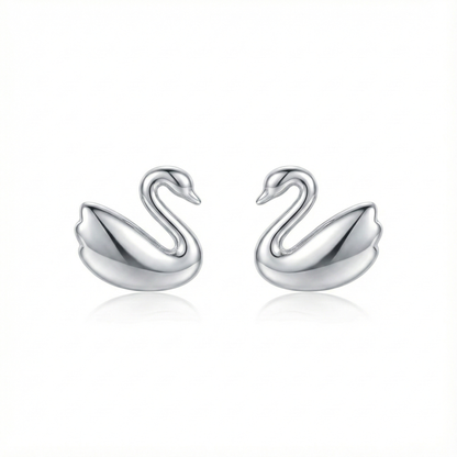 Boucles d'oreilles puces en forme de petit cygne gracieux en argent 925, bijou animalier élégant pour femme.