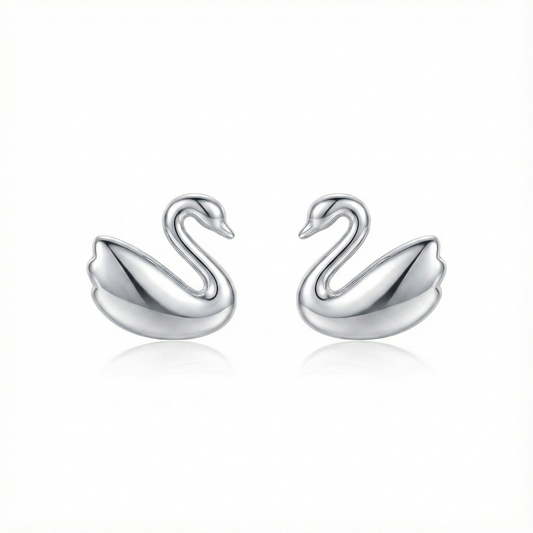 Boucles d'oreilles puces en forme de petit cygne gracieux en argent 925, bijou animalier élégant pour femme.