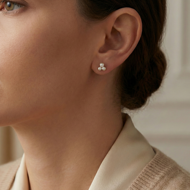 Boucles d’oreilles puces dorées or 18k avec trois perles blanches en grappe, design discret et lumineux