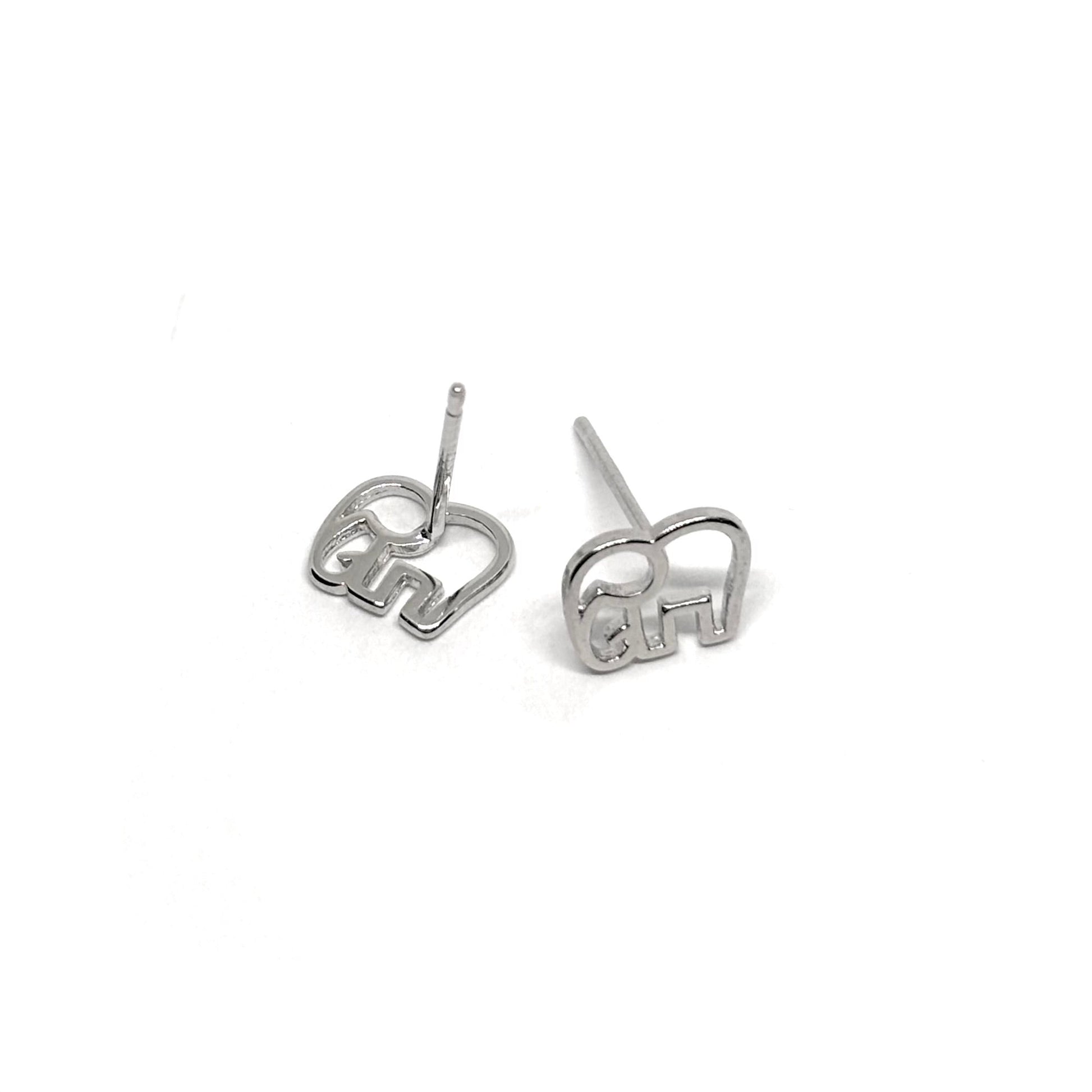 Boucles d’oreilles puces femme en argent 925 représentant de petits éléphants, symboles de sagesse, de force et de protection. Bijou raffiné et symbolique, idéal pour un look élégant et porte-bonheur. L’argent massif assure éclat, durabilité et confort au quotidien. Accessoire parfait pour une tenue discrète ou un cadeau significatif alliant douceur, raffinement et spiritualité.