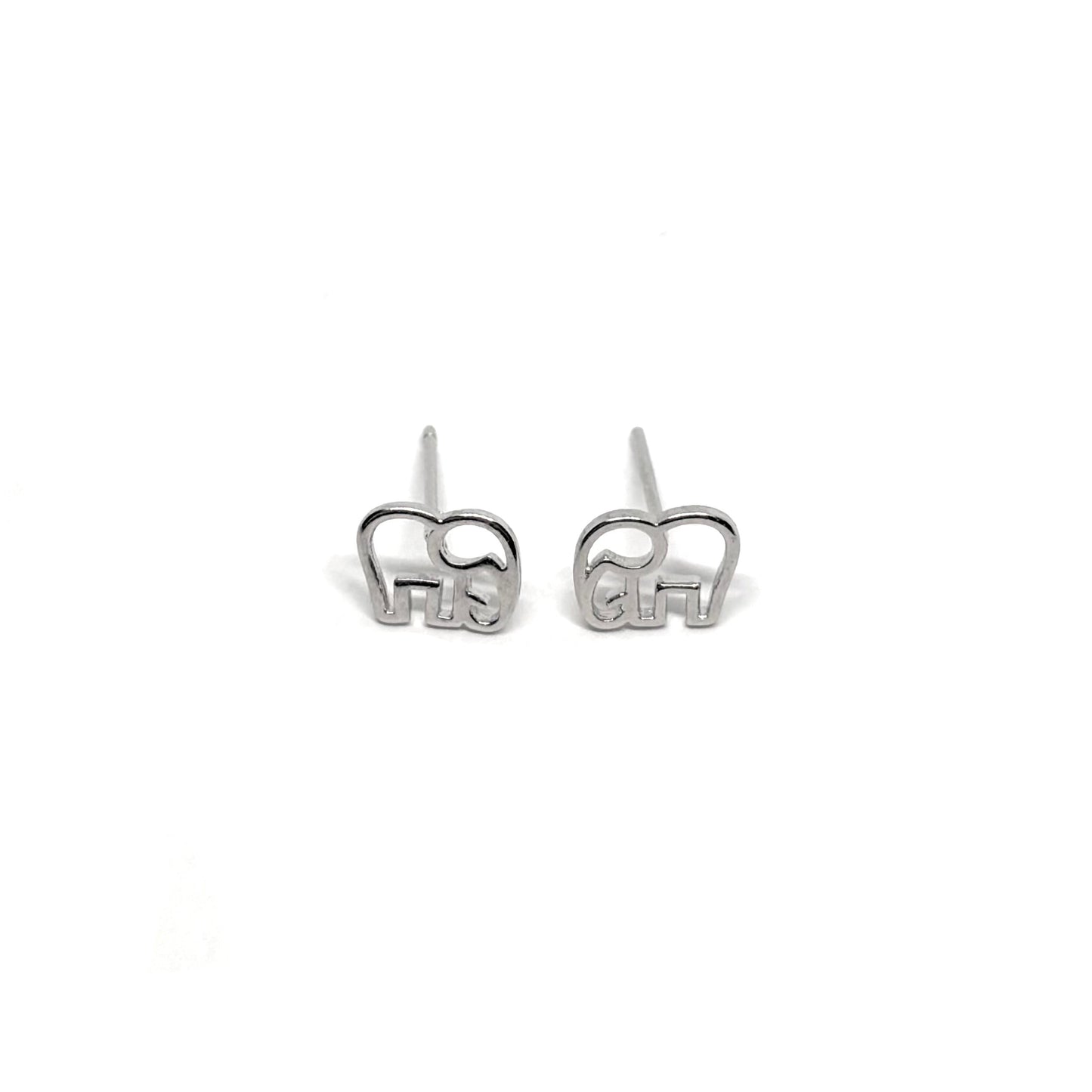 Boucles d’oreilles puces femme en argent 925 représentant de petits éléphants, symboles de sagesse, de force et de protection. Bijou raffiné et symbolique, idéal pour un look élégant et porte-bonheur. L’argent massif assure éclat, durabilité et confort au quotidien. Accessoire parfait pour une tenue discrète ou un cadeau significatif alliant douceur, raffinement et spiritualité.