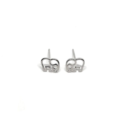 Boucles d’oreilles puces femme en argent 925 représentant de petits éléphants, symboles de sagesse, de force et de protection. Bijou raffiné et symbolique, idéal pour un look élégant et porte-bonheur. L’argent massif assure éclat, durabilité et confort au quotidien. Accessoire parfait pour une tenue discrète ou un cadeau significatif alliant douceur, raffinement et spiritualité.