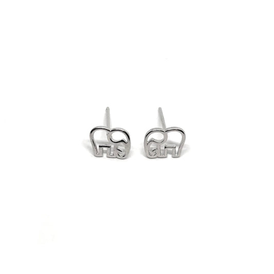 Boucles d’oreilles puces femme en argent 925 représentant de petits éléphants, symboles de sagesse, de force et de protection. Bijou raffiné et symbolique, idéal pour un look élégant et porte-bonheur. L’argent massif assure éclat, durabilité et confort au quotidien. Accessoire parfait pour une tenue discrète ou un cadeau significatif alliant douceur, raffinement et spiritualité.