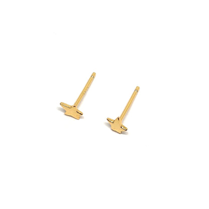Boucles d’oreilles puces femme en argent 925 doré à l’or 18k en forme de petites étoiles dorées sculptées. Bijou céleste et minimaliste, symbole de lumière, de rêve et de féminité moderne. Accessoire doré raffiné et discret, parfait pour un look chic, poétique ou cosmique. L’argent doré assure éclat durable, confort et résistance à l’oxydation. Cadeau idéal pour femme aimant les bijoux étoiles et l’élégance intemporelle.