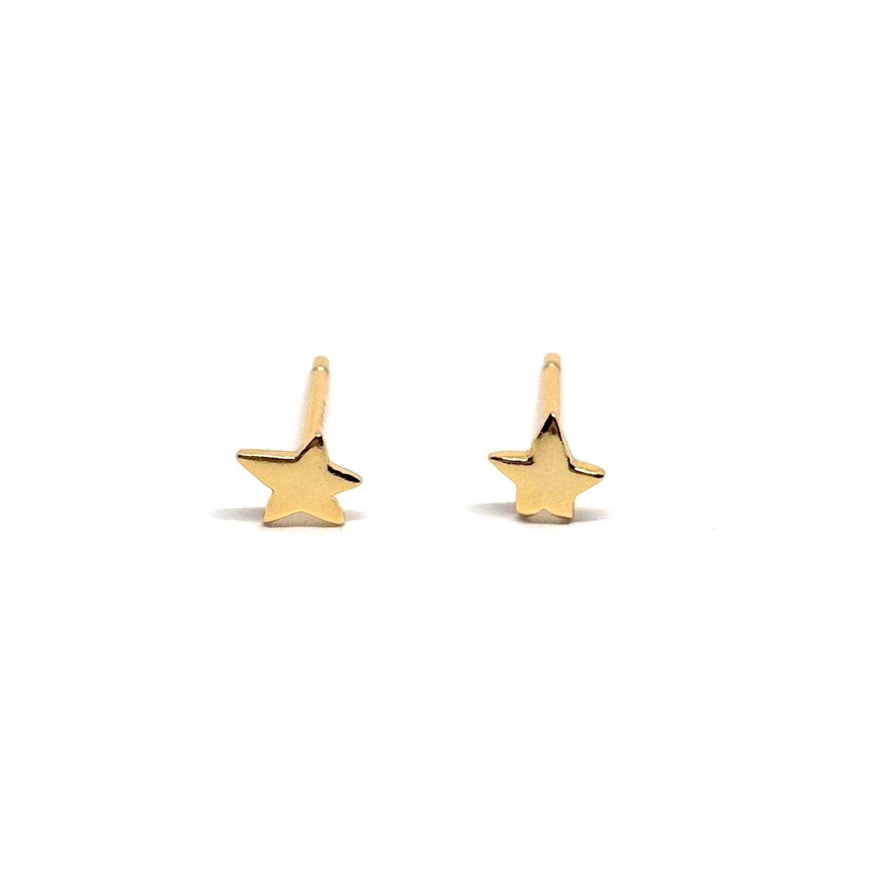 Boucles d’oreilles puces femme en argent 925 doré à l’or 18k en forme de petites étoiles dorées sculptées. Bijou céleste et minimaliste, symbole de lumière, de rêve et de féminité moderne. Accessoire doré raffiné et discret, parfait pour un look chic, poétique ou cosmique. L’argent doré assure éclat durable, confort et résistance à l’oxydation. Cadeau idéal pour femme aimant les bijoux étoiles et l’élégance intemporelle.