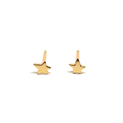 Boucles d’oreilles puces femme en argent 925 doré à l’or 18k en forme de petites étoiles dorées sculptées. Bijou céleste et minimaliste, symbole de lumière, de rêve et de féminité moderne. Accessoire doré raffiné et discret, parfait pour un look chic, poétique ou cosmique. L’argent doré assure éclat durable, confort et résistance à l’oxydation. Cadeau idéal pour femme aimant les bijoux étoiles et l’élégance intemporelle.
