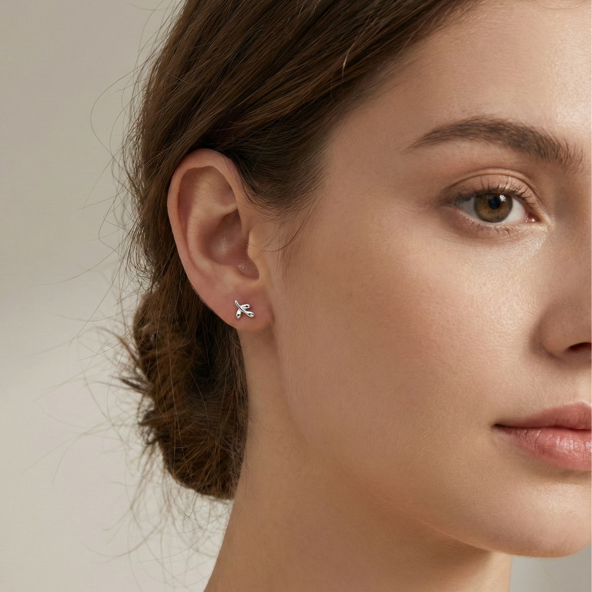 Boucles d'oreilles puces en forme de petite feuille en argent 925, design végétal et nature pour femme.